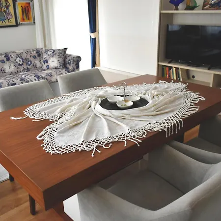 Apartman Fatos's Spacious 2br - Old Town 5 Min Away *