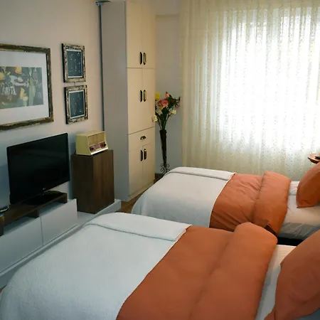 Fatos's Spacious 2br - Old Town 5 Min Away