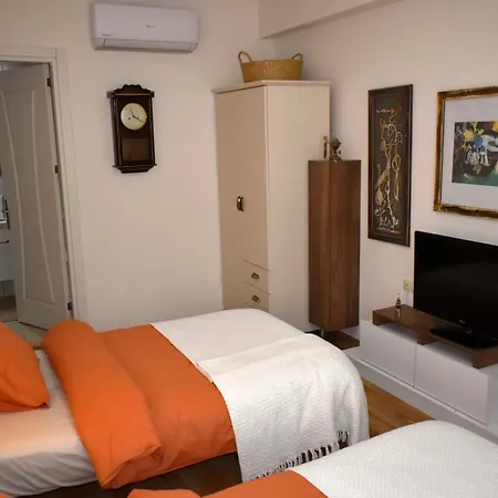 Fatos's Spacious 2br - Old Town 5 Min Away *